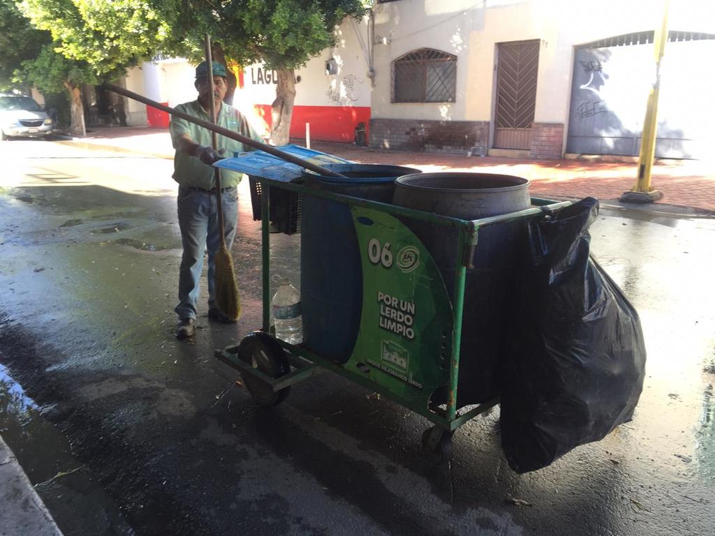 Con la privatización del servicio de Limpieza en Lerdo, los empleados municipales que se mantienen son los del barrido manual. (EL SIGLO DE TORREÓN/ANGÉLICA SANDOVAL)
