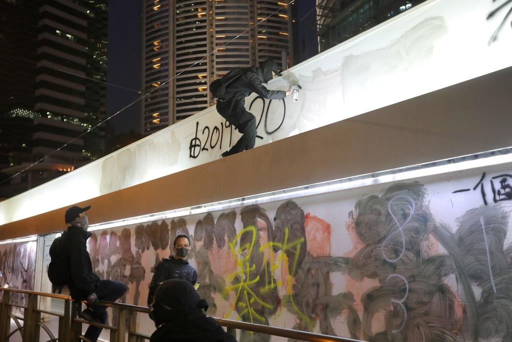 El grafiti es parte de las manifestaciones en Hong Kong. (ARCHIVO) 