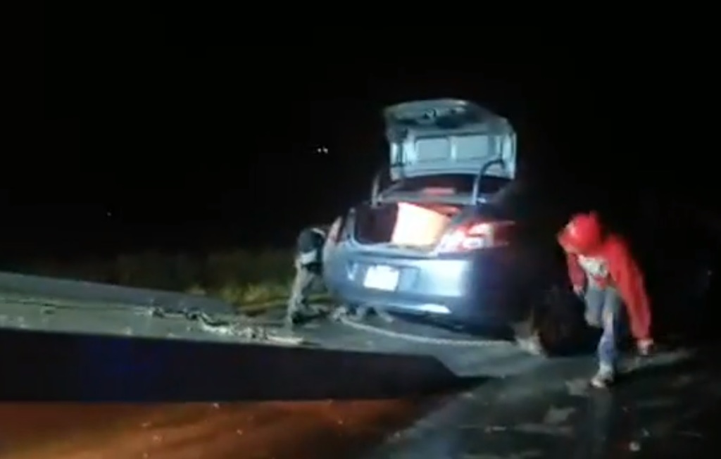 Un automóvil compacto circulaba sobre la San Pedro-Cuatro Ciénegas, y debido al asfalto mojado perdió el control y se volcó. (EL SIGLO DE TORREÓN)