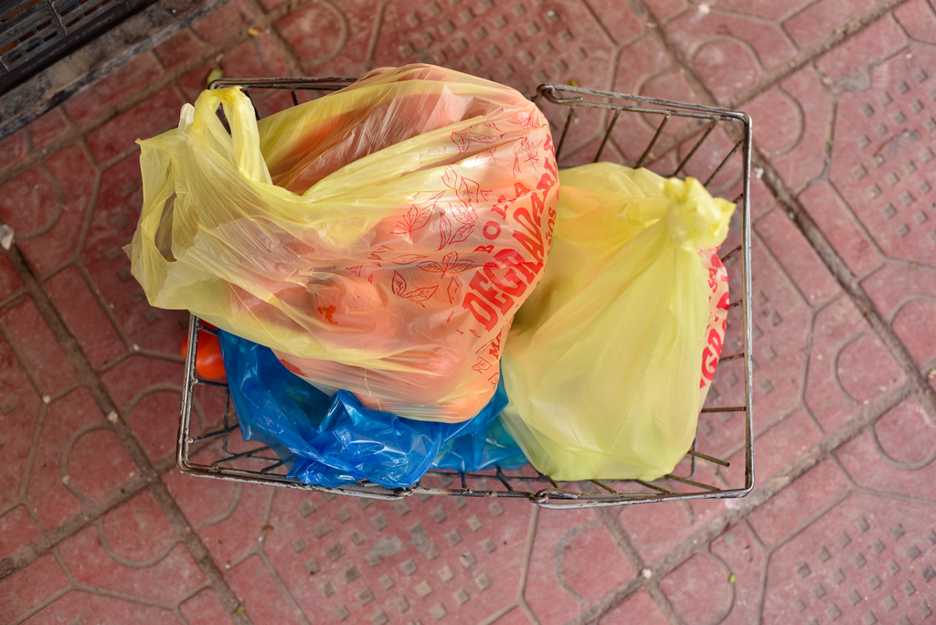 Las bolsas biodegradables se usan en pocos establecimientos comerciales del Centro de Matamoros. (EL SIGLO DE TORREÓN / ERNESTO RAMÍREZ) 
