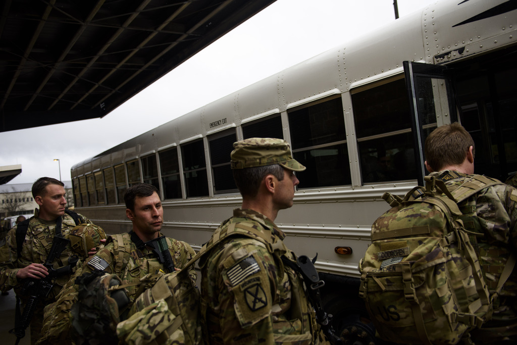 Una rampa de carga en Fort Bragg estaba el sábado en la mañana llena de equipo de combate y soldados impacientes. (AP) 