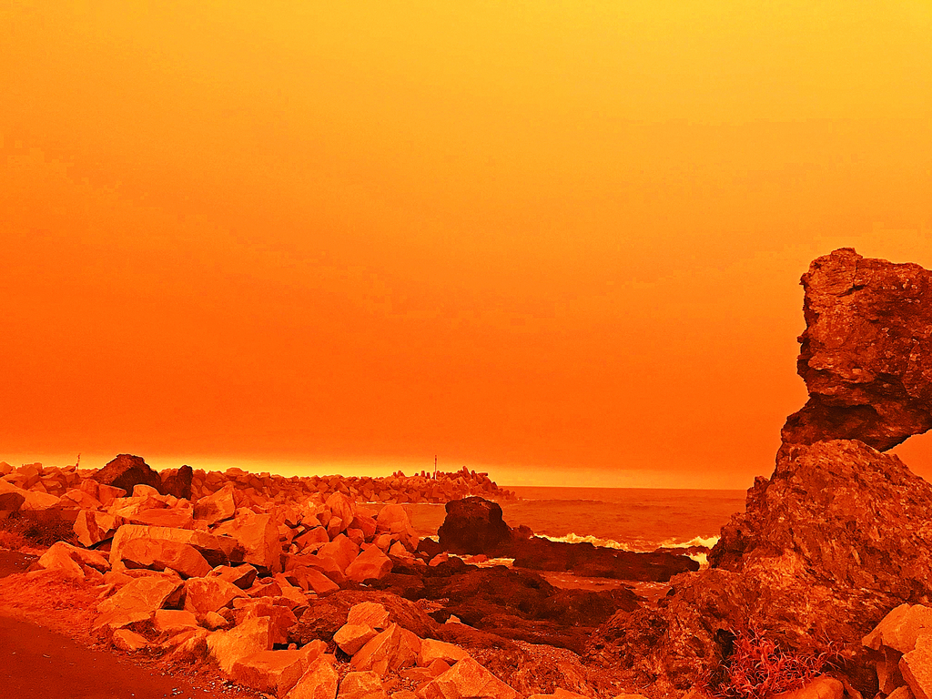 Una capa de neblina roja por los incendios forestales cubre parte el horizonte en Oceanía. (EFE) 