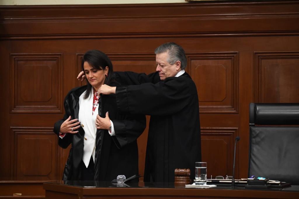 La extitular del Servicio de Administración Tributaria (SAT), Margarita Ríos-Farjat, fue investida como ministra de la Suprema Corte de Justicia de la Nación durante una Sesión Solemne del Pleno. (TWITTER)