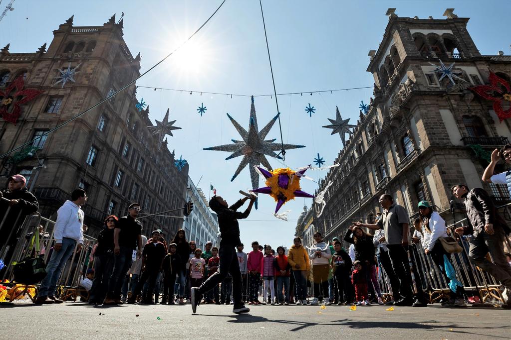 Piñatas en el Zócalo para el Día de Reyes. (EFE)