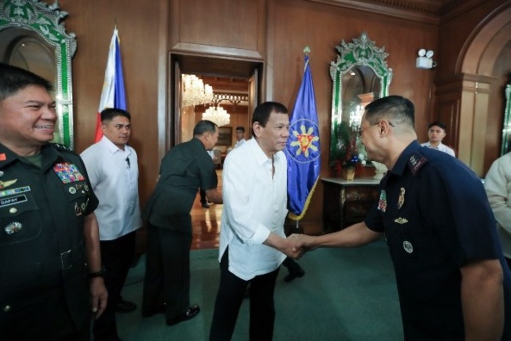 Duterte sostuvo una reunión de emergencia con su secretario de Defensa y funcionarios para discutir los planes de evacuación. (AGENCIAS) 
