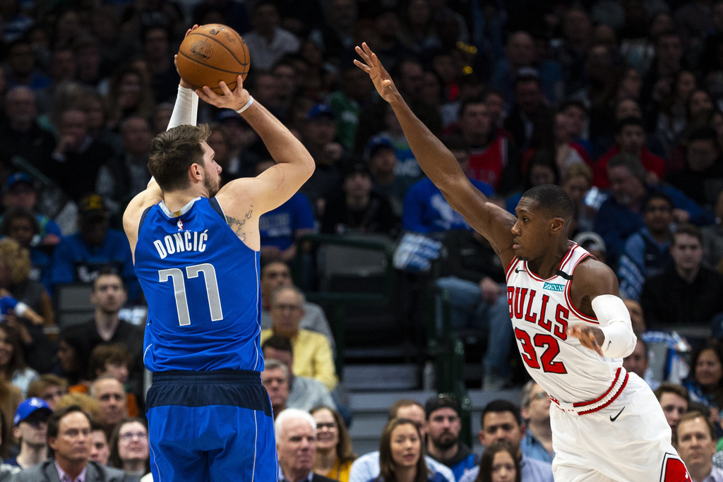 Luka Doncic metió 38 puntos, bajó 11 rebotes y repartió 10 asistencias en la victoria de 'Mavs' 118-110 sobre los Bulls. (AP)