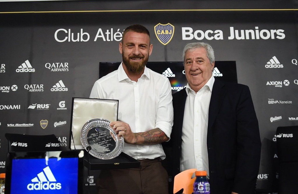 El italiano Daniele De Rossi junto al presidente de Boca Juniors Jorge Amor Ameal, en la conferencia de prensa en la que informó su retiro del balompié. (EFE)
