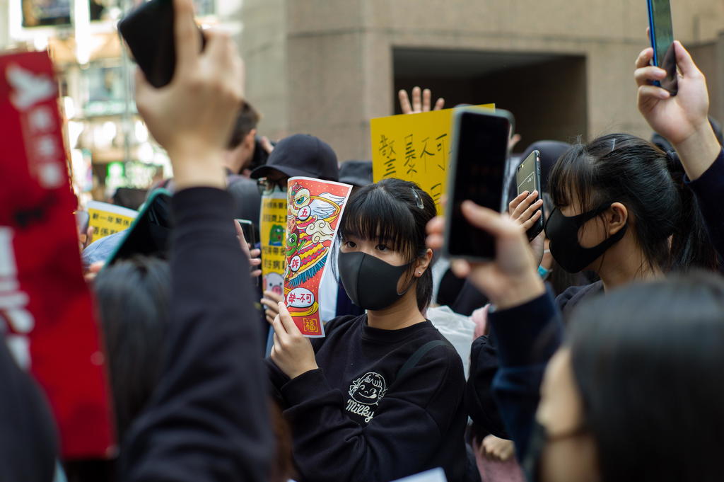 Este lunes, muchos estudiantes regresaron al campus de Sha Tin utilizando máscaras faciales por un supuesto brote de neumonía. (EFE) 