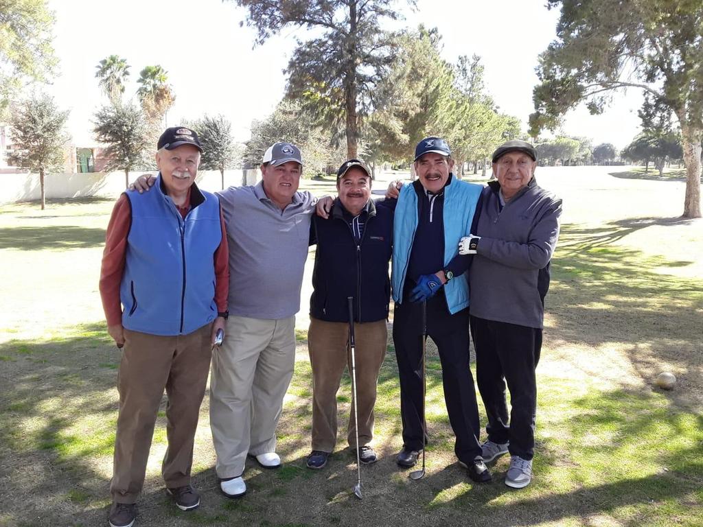 Junto a sus compañeros de jugada, posó para la foto del recuerdo. (ESPECIAL) 