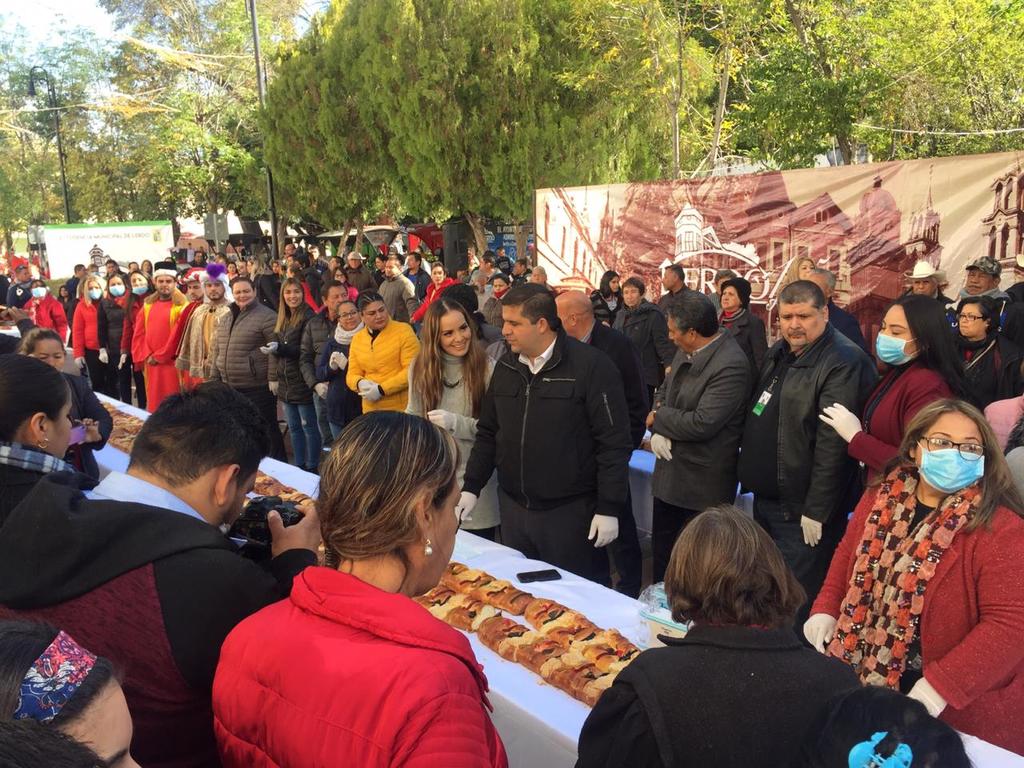 Cientos de lerdenses degustaron ayer de la tradicional rosca de Reyes que se repartió en el paseo Francisco Sarabia.