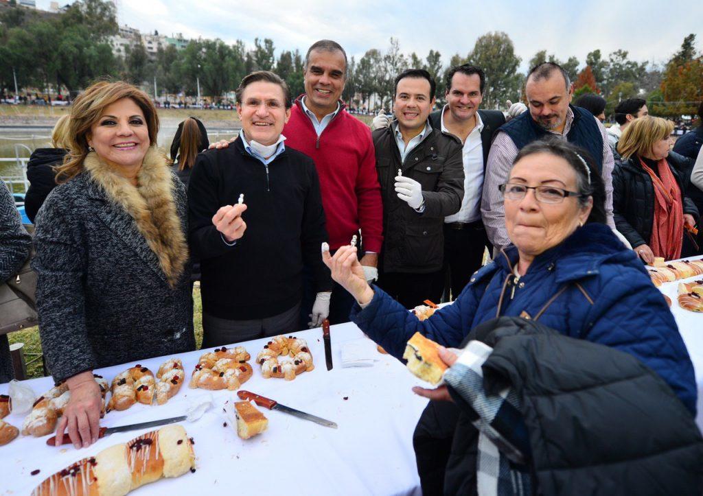 El gobernador José Rosas Aispuro y el presidente municipal Jorge Salum compartieron con miles de durangueses la tradicional megarrosca de Reyes. (CORTESÍA) 
