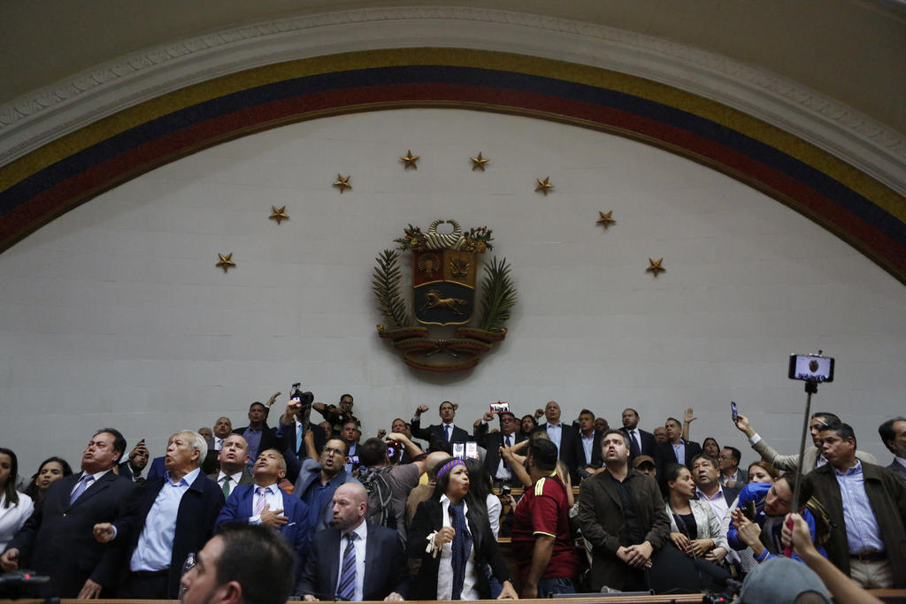 Esta decisión ratifica el desafío de la oposición al presidente Nicolás Maduro, que gobierna desde 2013. (AP)