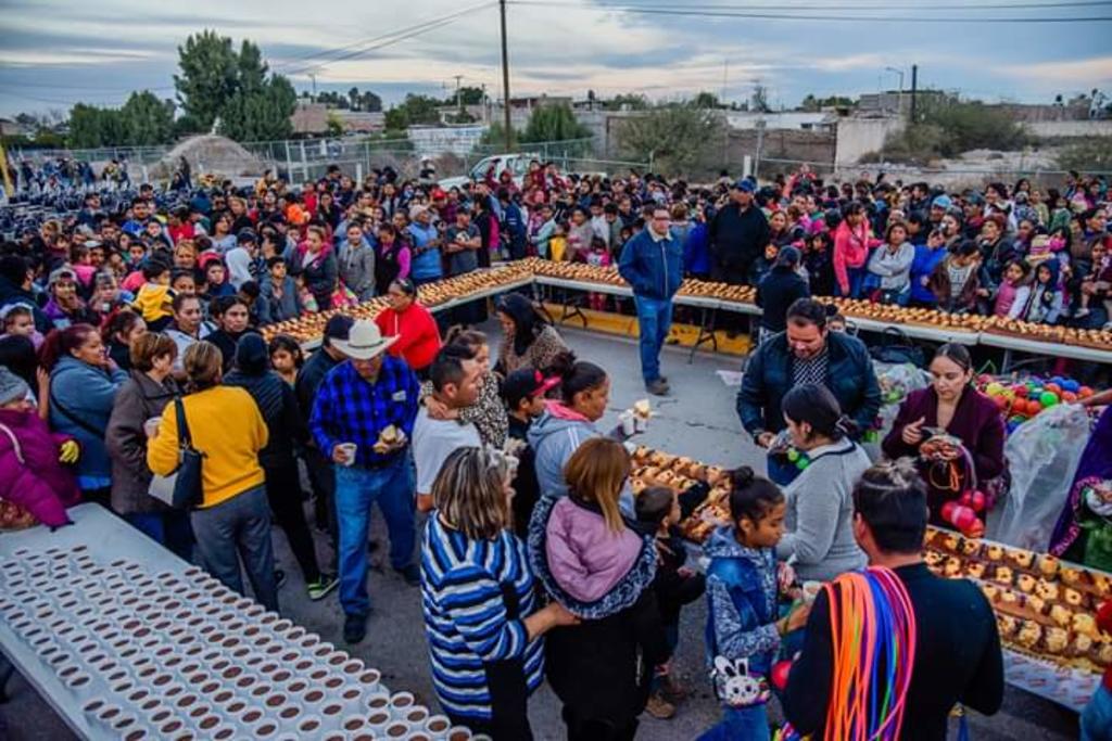 Más de dos mil niños y niñas disfrutaron el festival y la mega-rosca de “Día de Reyes” que les ofrecieron las autoridades municipales. El evento fue presidido por el alcalde Jonathan Ávalos Rodríguez y su esposa, Iraís Arreola Borrego, ayer por la tarde. (DIANA GONZÁLEZ)