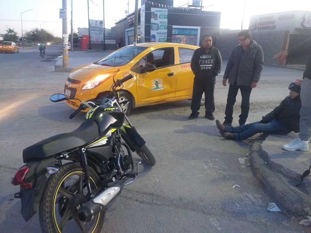 Motociclista resulta lesionado luego de ser alcanzado por un taxi en calles de la colonia Rincón La Merced. (EL SIGLO DE TORREÓN)