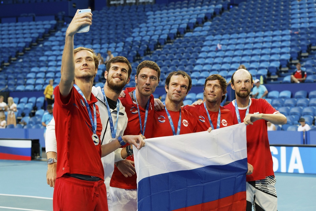Daniil Medvedev (i) se toma una selfie con sus compañeros del equipo de Rusia tras ganar el Grupo D de la Copa ATP. (AP)