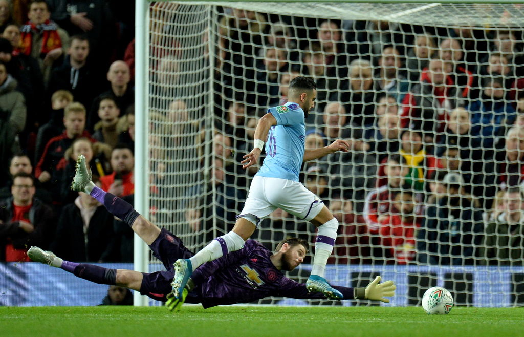 Riyad Mahrez anota el segundo gol del Manchester City, en la victoria de su equipo 3-1 sobre el United. (EFE)