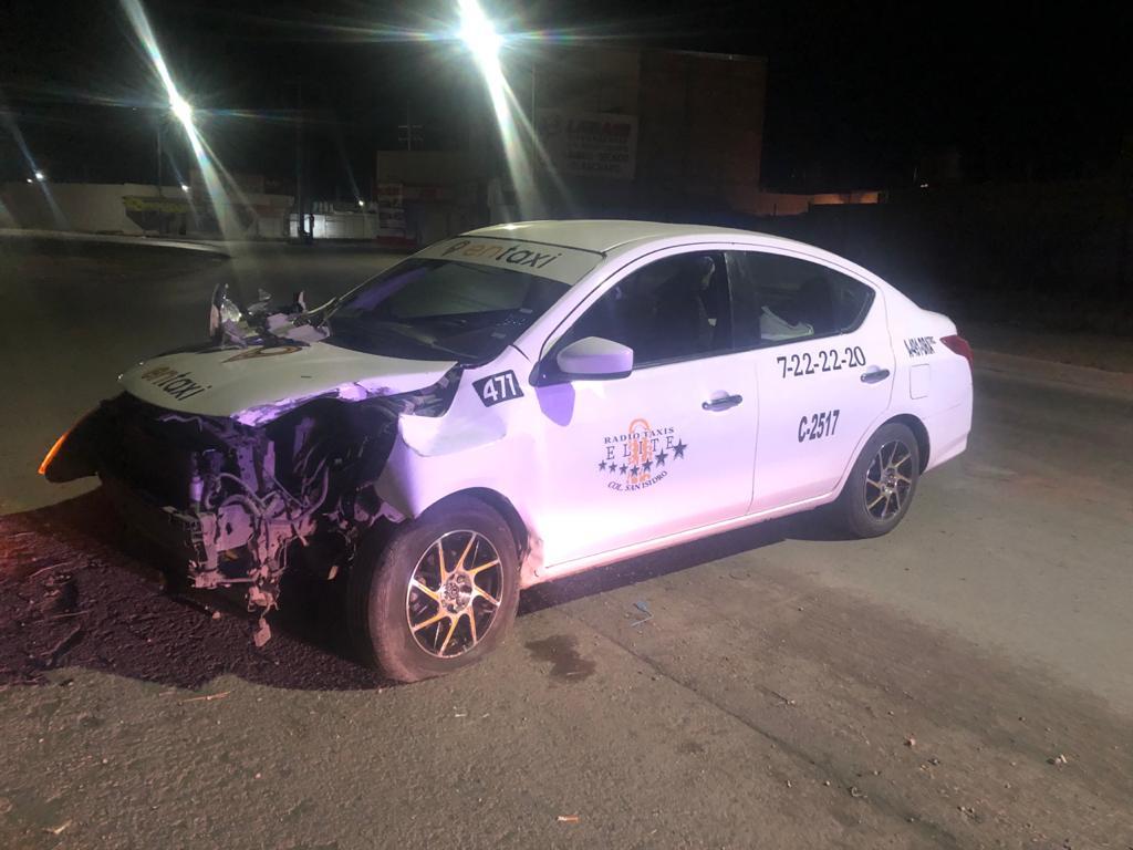Taxista choca contra poste de luminaria y destroza su auto, el accidente sucedió al oriente de Torreón. (EL SIGLO DE TORREÓN)