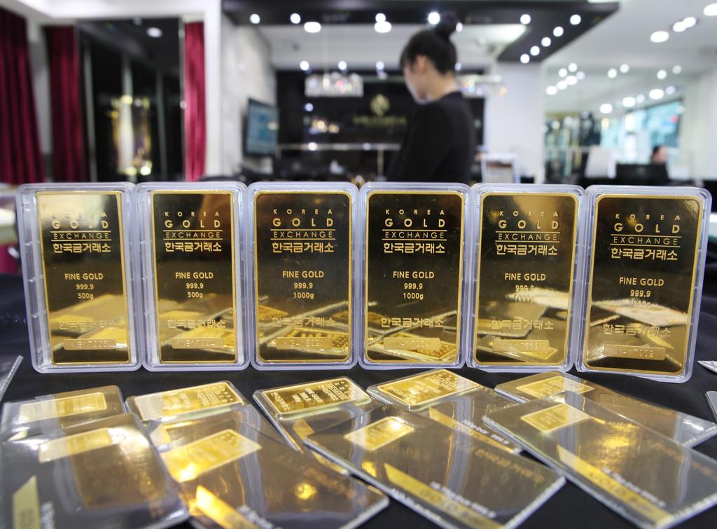 El precio del oro, que es visto como una inversión refugio, tuvo un incremento de casi el uno por ciento. (ARCHIVO)