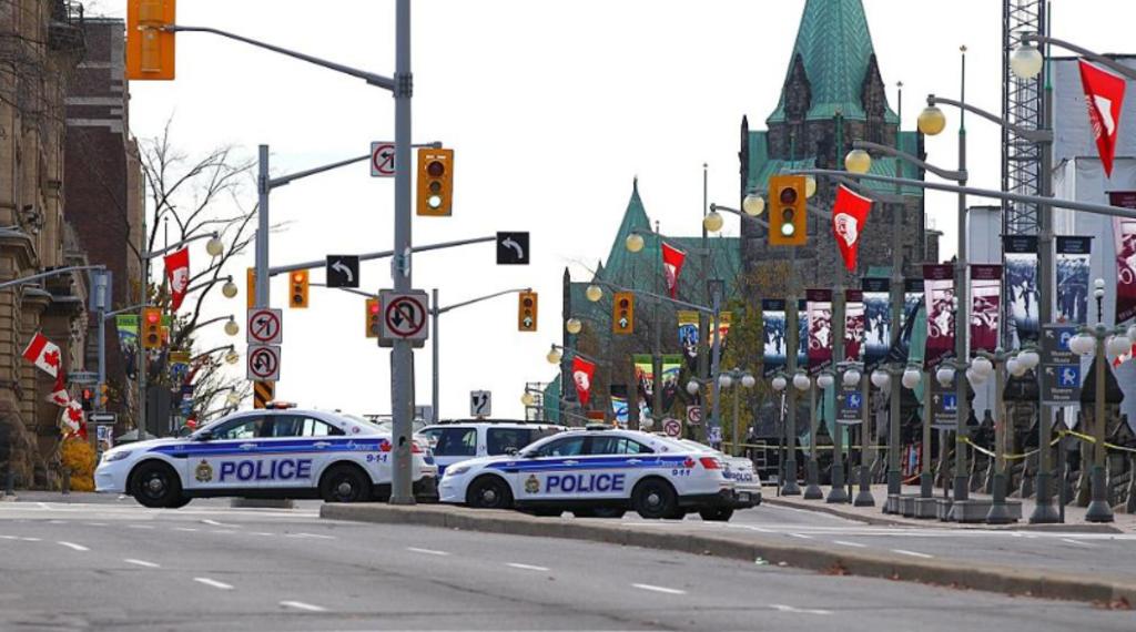 La Policía de Ottawa señaló en un comunicado que está buscando al presunto autor de los disparos y que sus agentes han asegurado el lugar donde se produjo el tiroteo.
(AP)