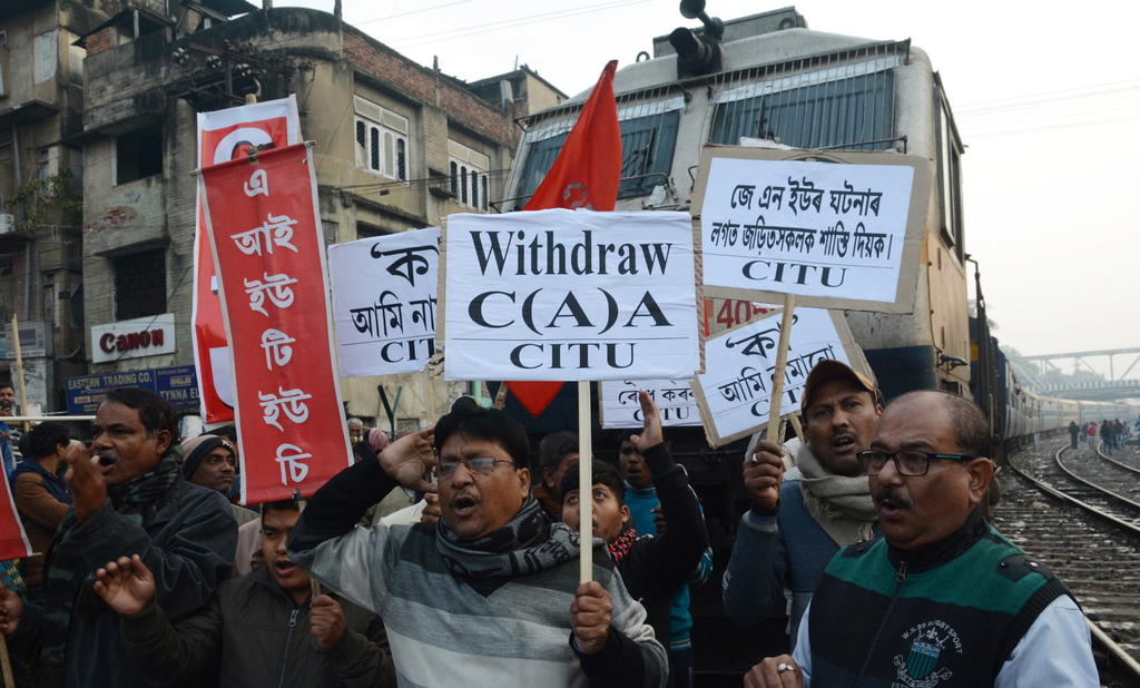 La banca y otros sectores en India sufrieron el miércoles cuando millones de trabajadores hicieron huelga en protesta por la política económica del gobierno nacionalista hindú. (ARCHIVO)