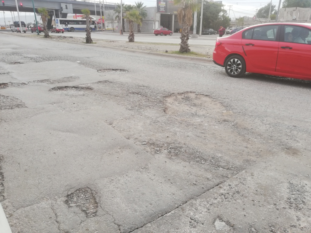 El pavimento de bulevar Libertad en Residencial del Nazas luce con gran deterioro lo que ocasiona entorpecimiento del paso vehicular. (BEATRIZ A. SILVA)