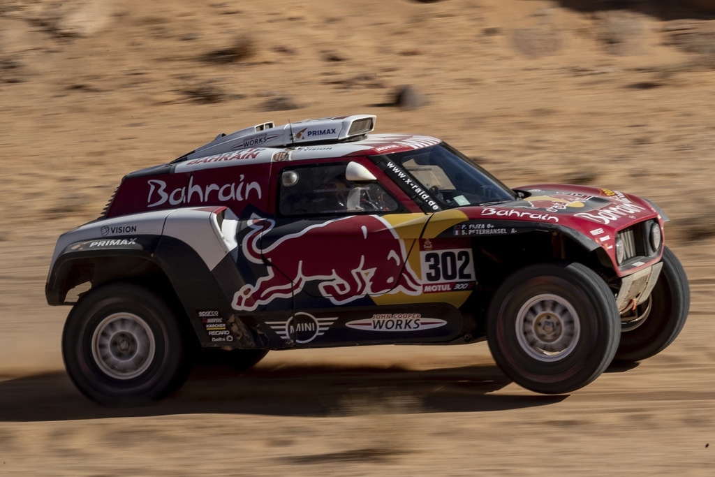 El francés Stephane Peterhansel y su copiloto portugués Paulo Fiuza en su Mini durante la cuarta etapa del Rally Dakar. (AP) 