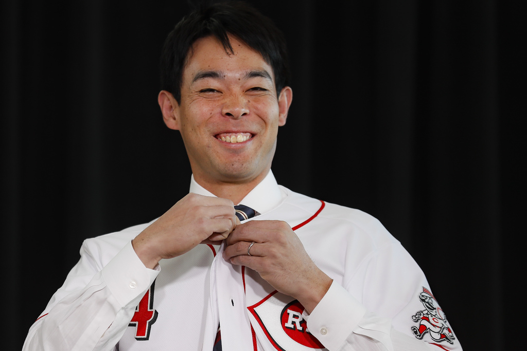 Shogo Akiyama se pone el jersey de los Rojos de Cincinnati durante su presentación. (AP)