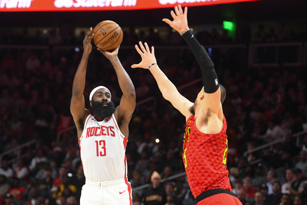 James Harden (i) metió 41 puntos, bajó 10 rebotes y repartió 10 asistencias, en la victoria de Rockets 122-115 sobre Hawks de Atlanta. (AP) 