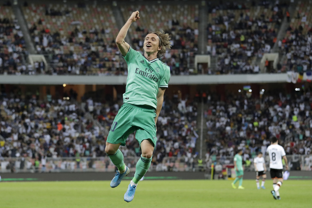 Luka Modric celebra luego de marcar el tercer gol del Madrid, en el triunfo 3-1 sobre Valencia. (AP)