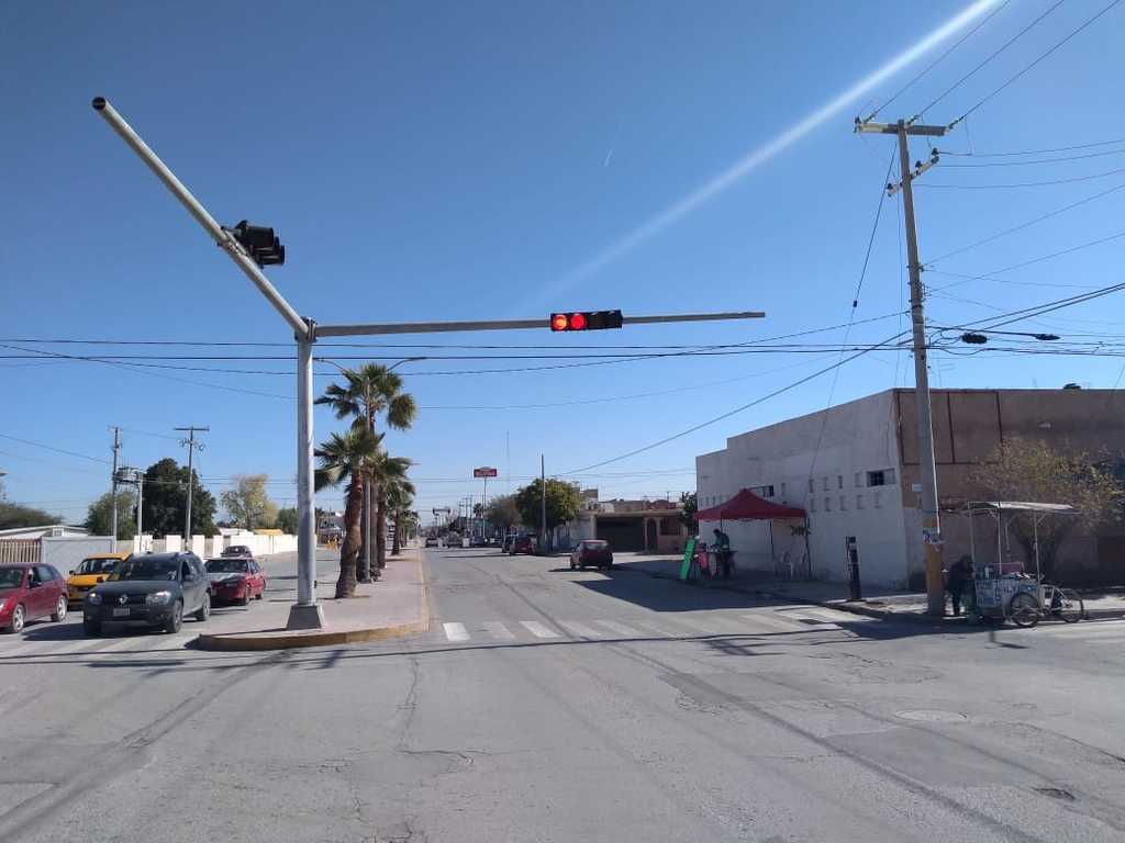 Los nuevos semáforos ya entraron en funciones, en Universidad y calle Del Bosque de Torreón. (FERNANDO COMPEÁN)