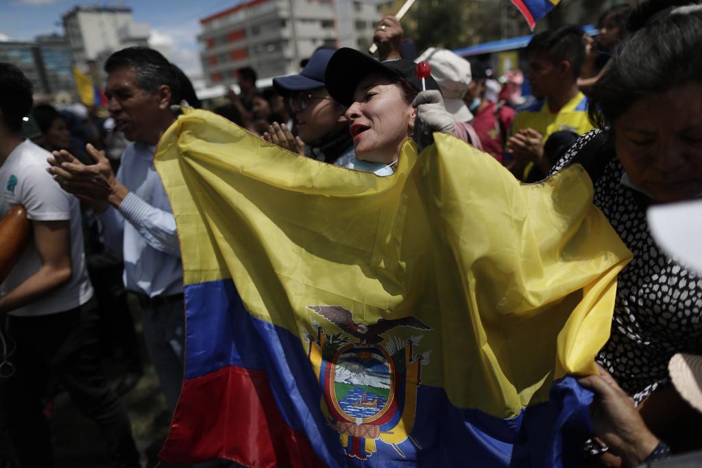 Un grupo de opositores ecuatorianos que se encontraban refugiados en la embajada de México desde octubre, en medio de violentas manifestaciones contra el gobierno, partieron el jueves hacia ese país. (ARCHIVO)