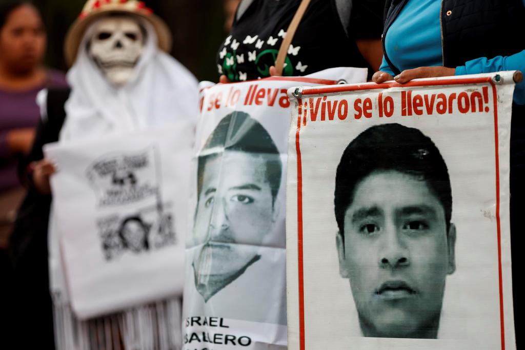 Los familiares de los 43 normalistas de Ayotzinapa, desaparecidos en 2014, llegaron esta mañana a Palacio Nacional para reunirse con el presidente Andrés Manuel López Obrador. (ARCHIVO)