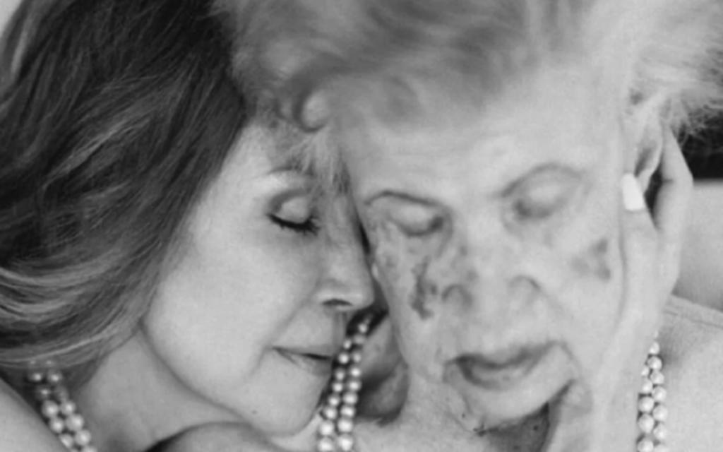 “Mi tesoro más grande se fue. Ya la extraño. Mamá, ¡vives en mí! ¡Gracias!”, escribió la cantante en una publicación a la que agregó una fotografía en blanco y negro en la que aparecen ambas. (FACEBOOK)
