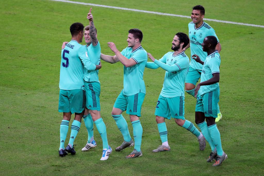 El alemán (2i) festeja tras anotar el gol olímpico que abrió el marcador en el duelo de la Supercopa ante el Valencia. (EFE)