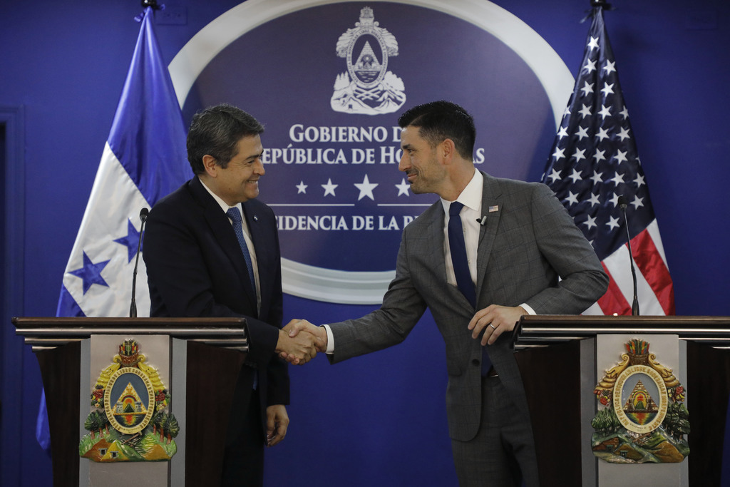 Wolf (d) elogió al Gobierno hondureño por asumir una 'responsabilidad humanitaria'. (AP) 