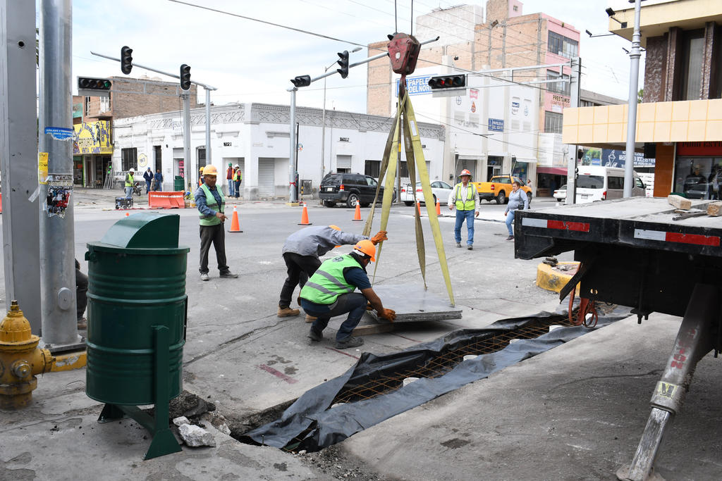 Durante el jueves por la mañana fueron cerradas vialidades del sector poniente de Torreón debido a obras del Metrobús Laguna. Trabajadores colocaron placas metálicas en el pavimento de rúas como la avenida Morelos y la calle Ramos Arizpe. (FERNANDO COMPEÁN)