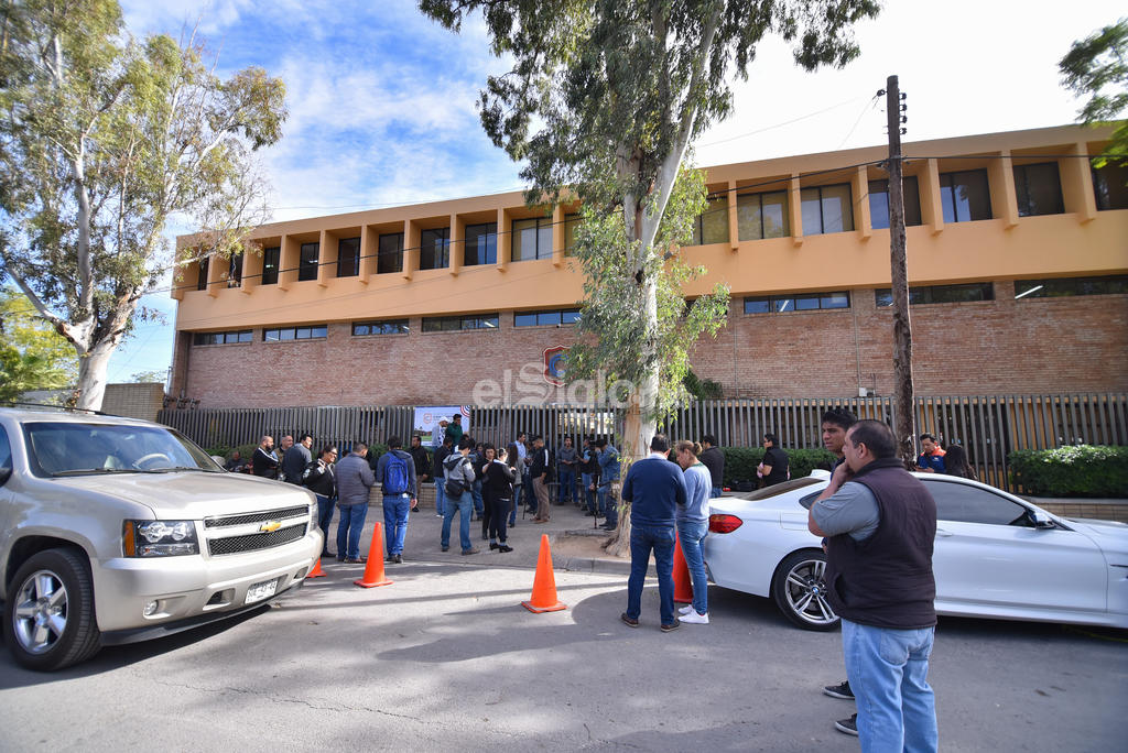 El tiroteo de esta mañana en colegio Cervantes de Torreón, que dejó dos muertos y seis lesionados, generó psicosis entre los padres de familia, quienes se enteraron por los medios de comunicación. (ERNESTO RAMÍREZ)