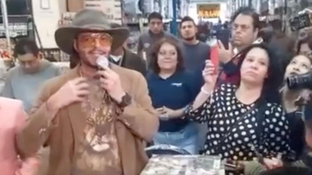 El cantante y actor asistió con motivo del día de reyes. (CAPTURA)