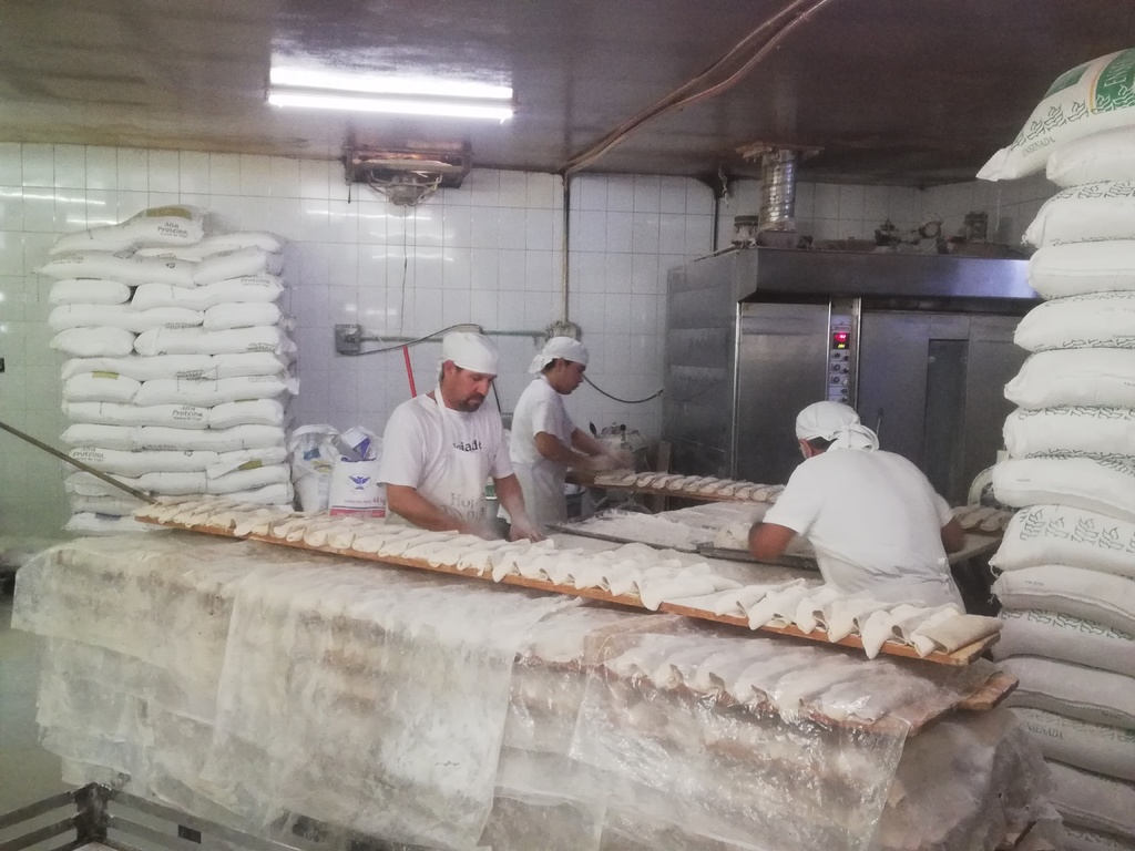 Para la fabricación diaria de cerca de 3 mil piezas de pan se requieren al menos 20 trabajadores. (BEATRIZ A. SILVA)
