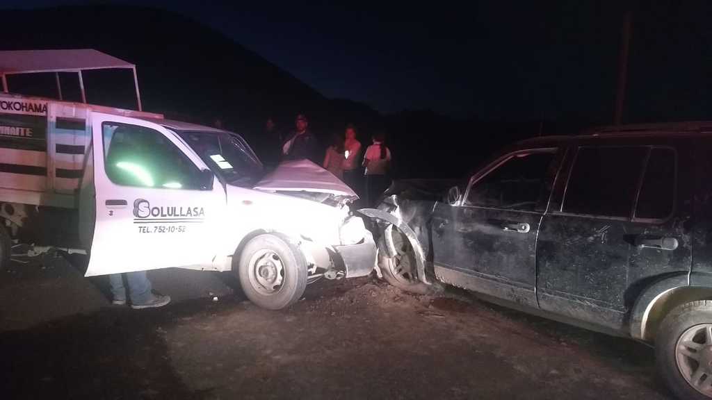 Dos camionetas se impactaron de frente en la carretera San Ignacio-La Borrega de Gómez Palacio. (EL SIGLO DE TORREÓN)