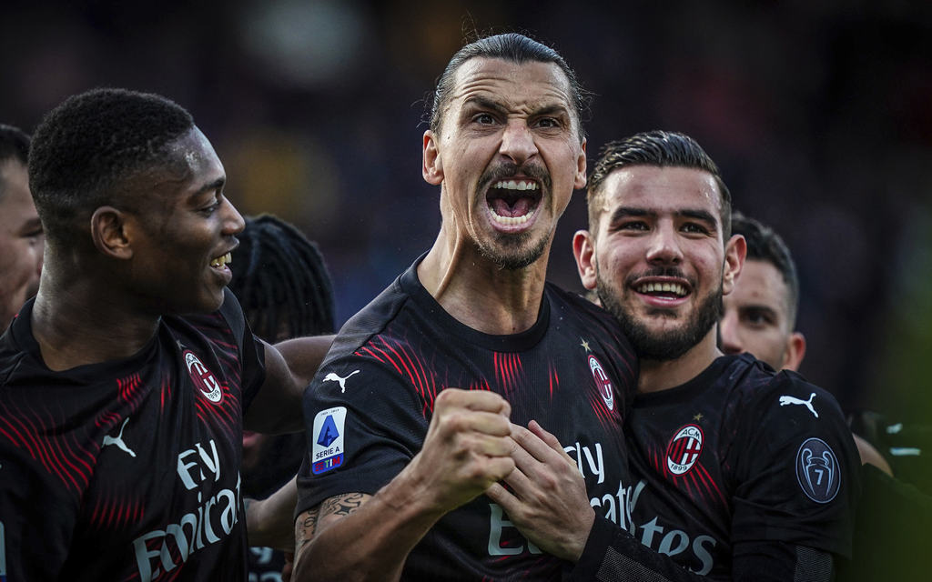 Zlatan Ibrahimovic celebra con sus compañeros, luego de marcar el segundo tanto en el triunfo del Milan 2-0 ante Cagliari.