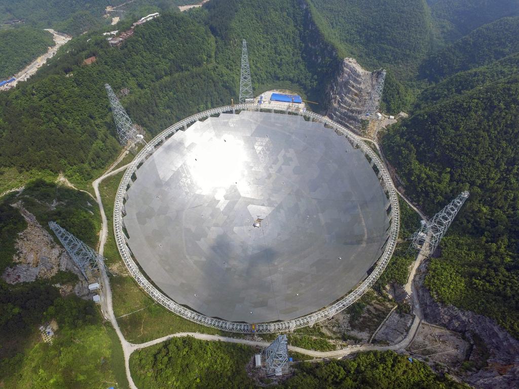 El radiotelescopio más grande del mundo comenzó a operar oficialmente después de tres años de pruebas en la provincia suroriental china de Guizhou. (ARCHIVO) 