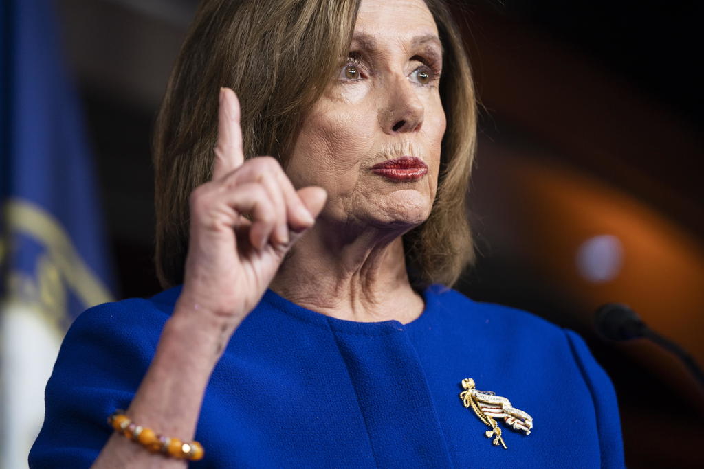 La presidenta de la Cámara de Representantes Nancy Pelosi dijo el domingo que los senadores “pagarán el precio” si impiden que haya nuevos testigos en el juicio político contra Trump. (ARCHIVO) 