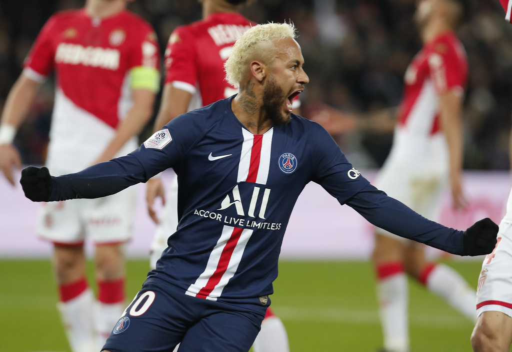 Neymar festeja uno de sus dos tantos, en el empate 3-3 con el Monaco. (AP)