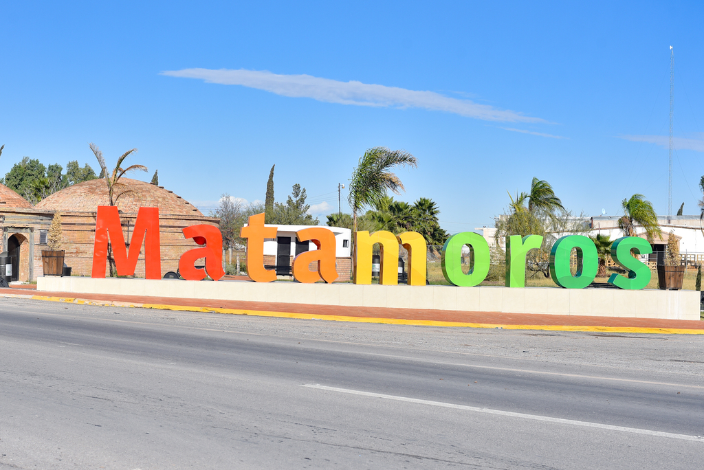 Aun cuando los letreros de la ciudad son recientes, el entorno de la carretera Matamoros-Torreón es desolador para los viajeros. (ARCHIVO) 