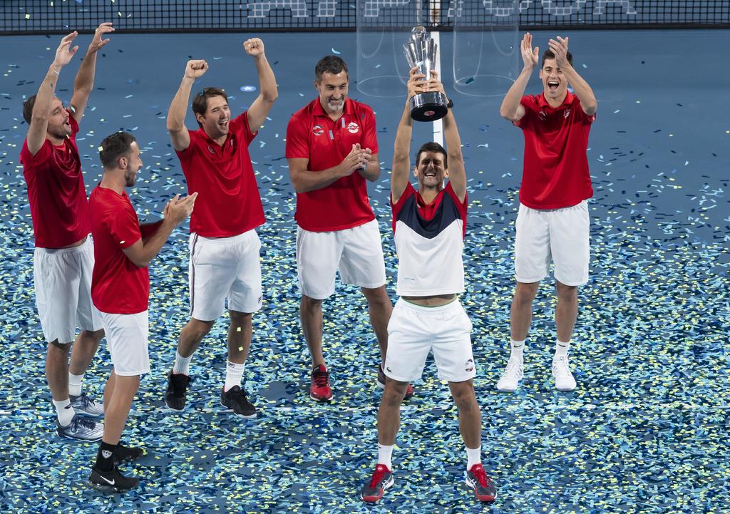 Novak Djokovic levanta el trofeo que acredita a Serbia como campeón de la primera Copa ATP. (EFE)