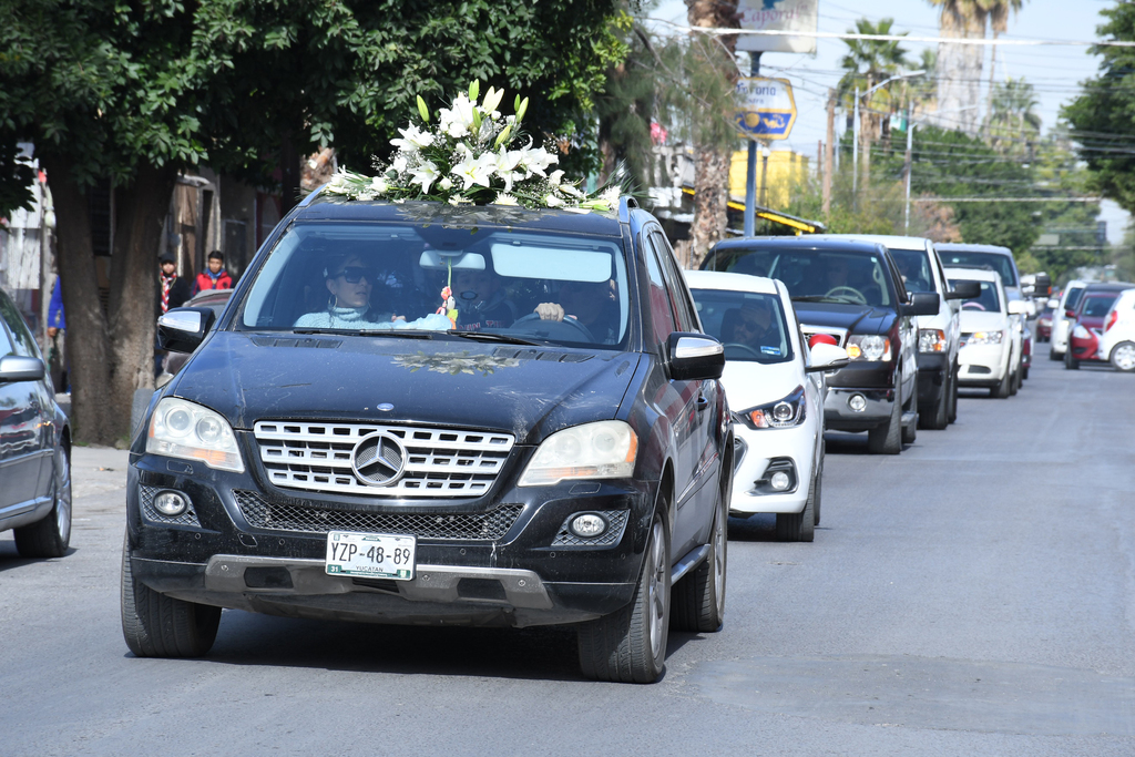 El cortejo fúnebre salió minutos después de las 11:00 horas y avanzó por las principales calles del municipio de Gómez Palacio. (FERNANDO COMPEÁN)