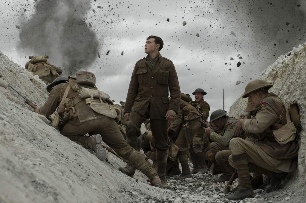 George MacKay, en el centro,
en una escena de la película 1917 de Sam Mendes, que empleó tecnología de punta acompañada de la mejor cinematografía. (ESPECIAL) 