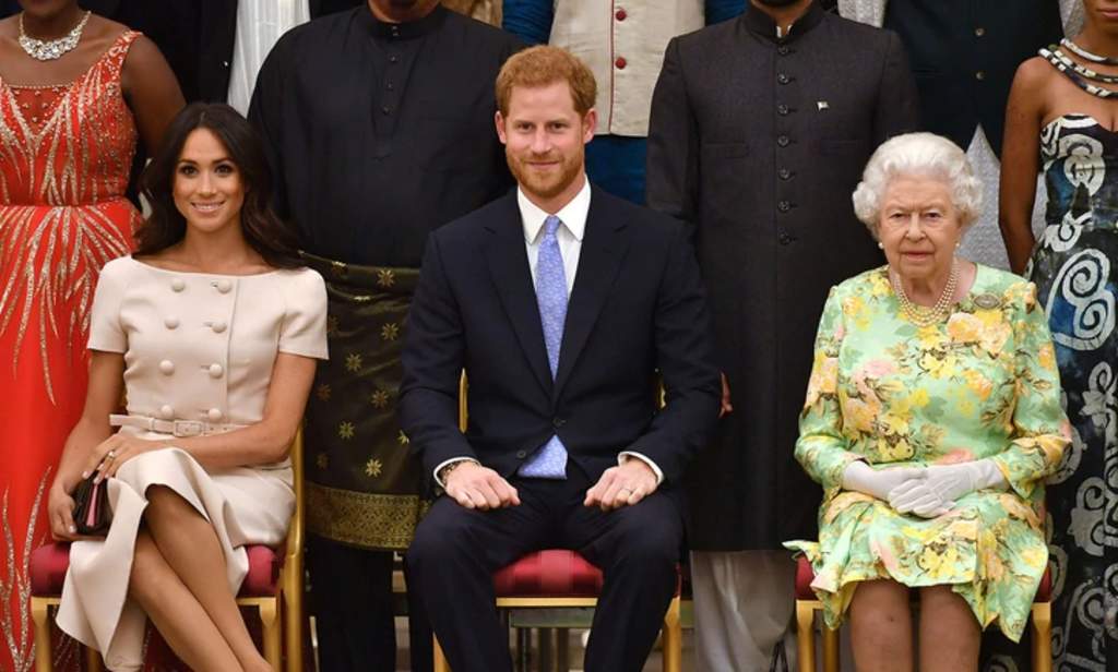 La reina Isabel II anunció este lunes que la familia real británica abrirá un 'periodo de transición' para acomodar la nueva situación de los duques de Sussex, Enrique y Meghan, durante el cual 'pasarán tiempo en Canadá y el Reino Unido'. (ESPECIAL)
