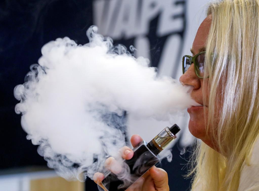 Una jueza de Nueva York bloqueó la prohibición dictada por el gobernador del estado, el demócrata Andrew Cuomo, sobre el uso de productos con nicotina de sabores. (ARCHIVO) 
